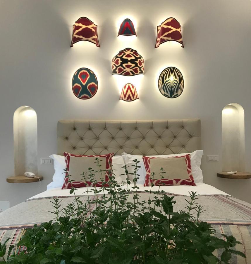 Habitación Doble con cama grande y vistas parciales al mar