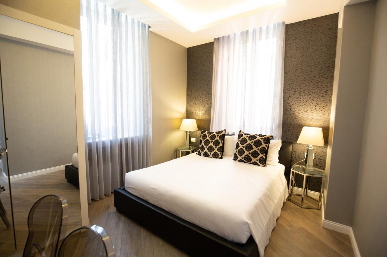 Superior Double Room-Via del Corso balcony