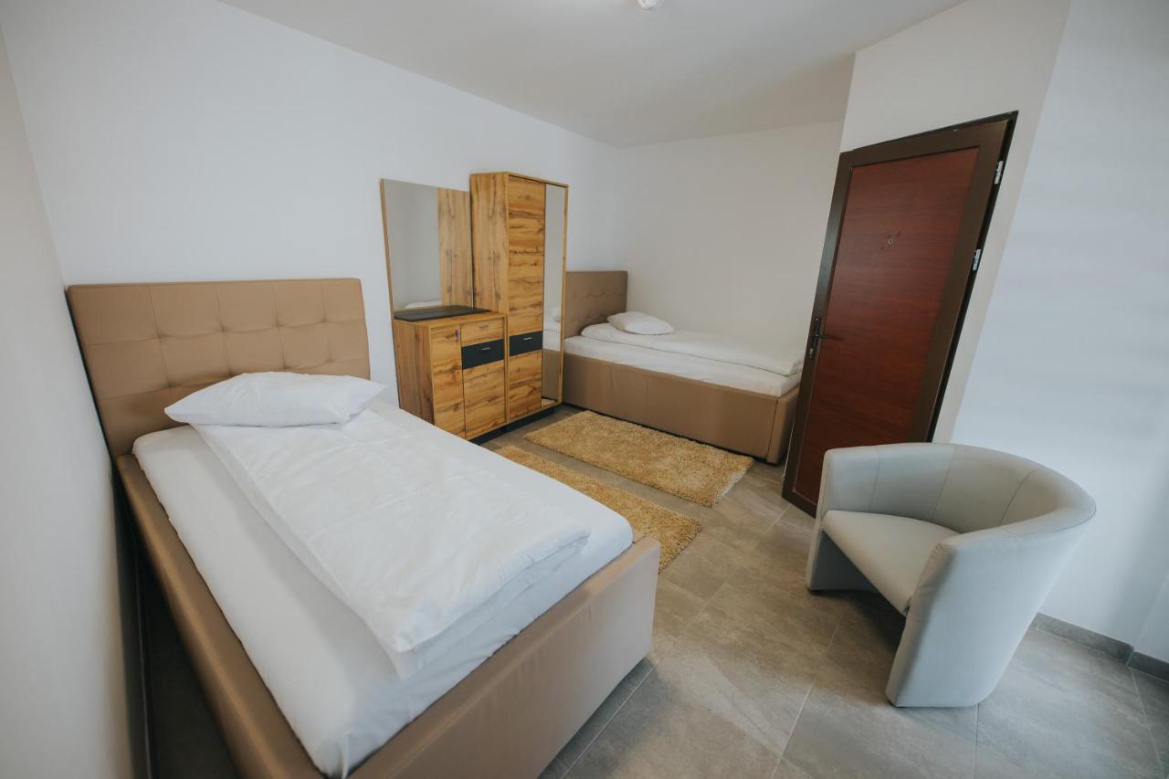 Zweibettzimmer mit eigenem Bad
