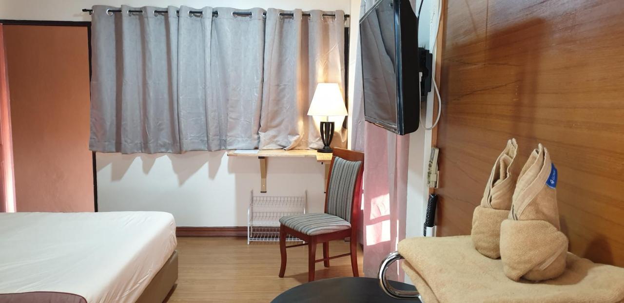 Habitación con cama extragrande.
