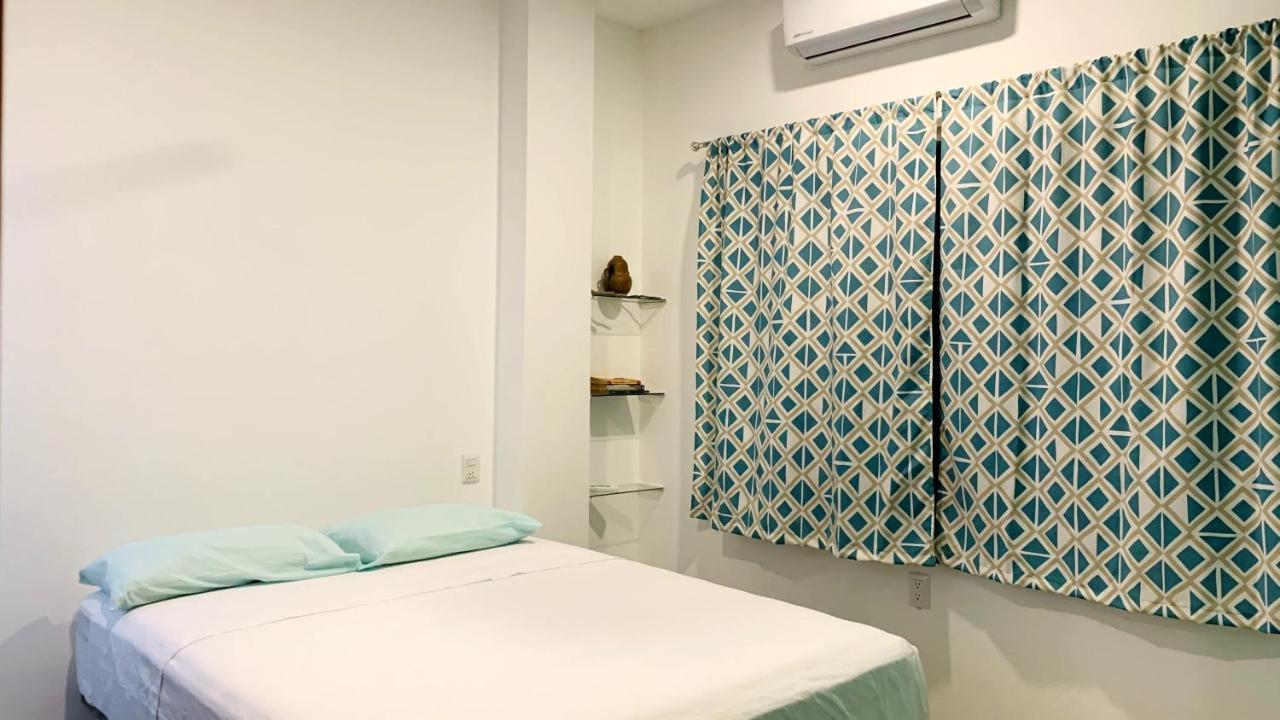 Habitación con cama grande