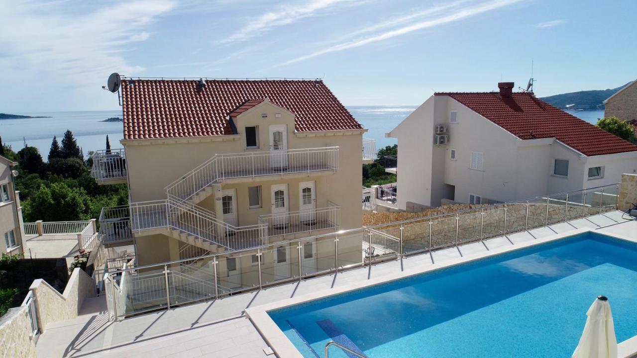 Studio Apartment with Balcony and Sea View