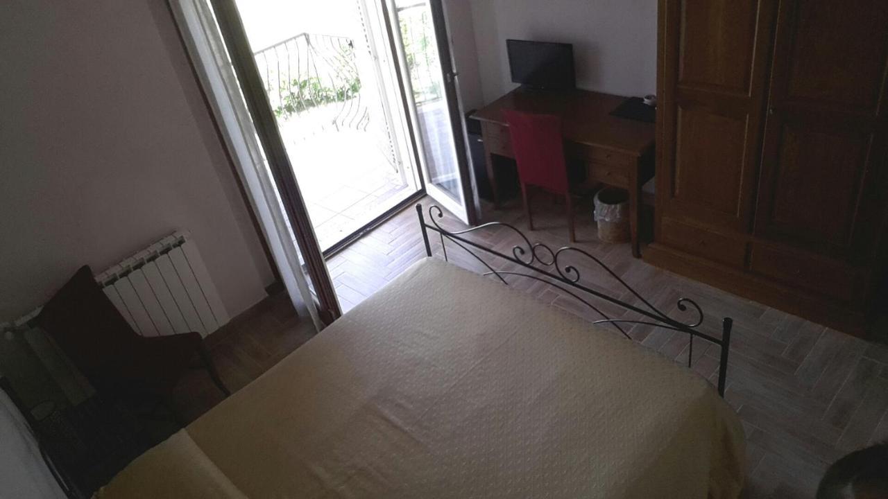 Camera Matrimoniale con Balcone e Vista Mare