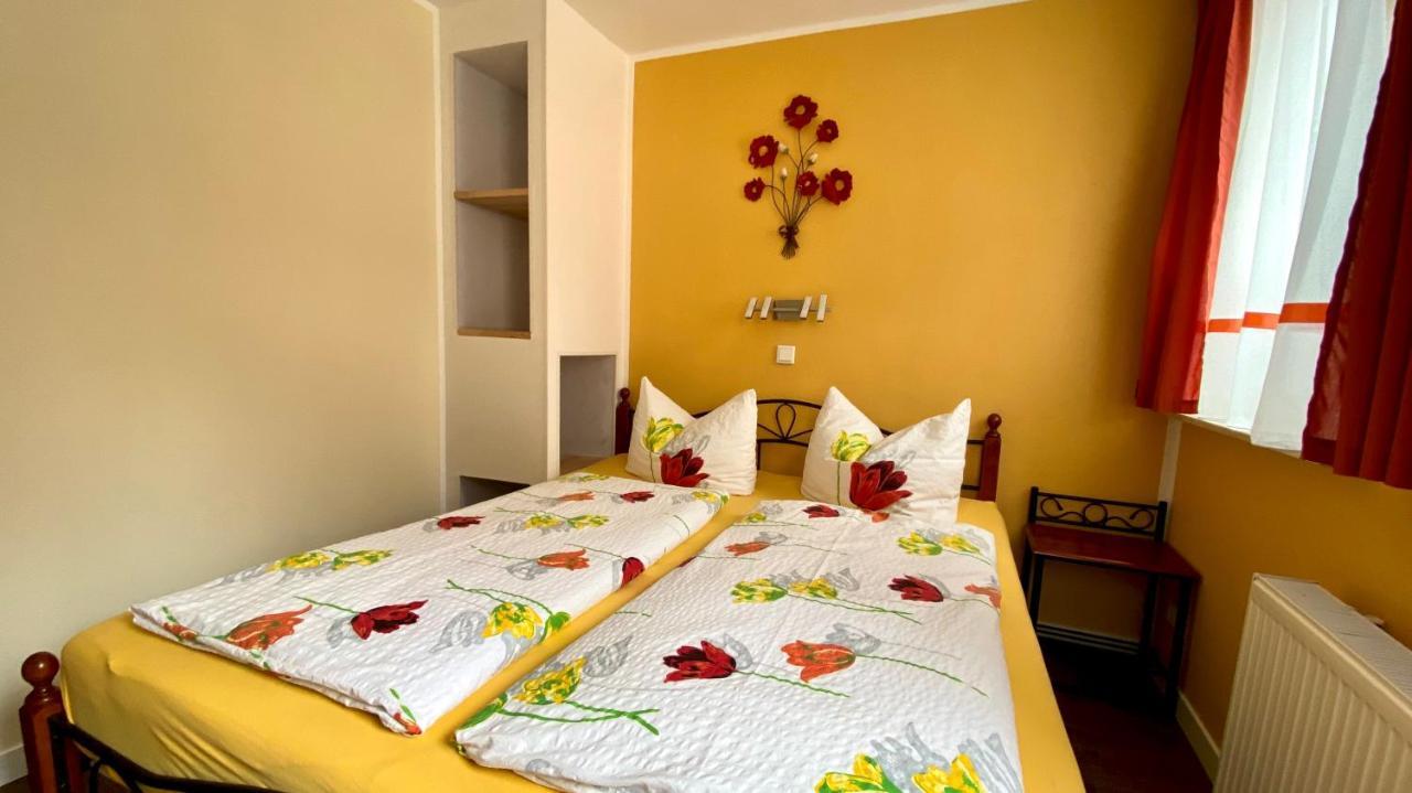 Doppel-/Zweibettzimmer mit Bad