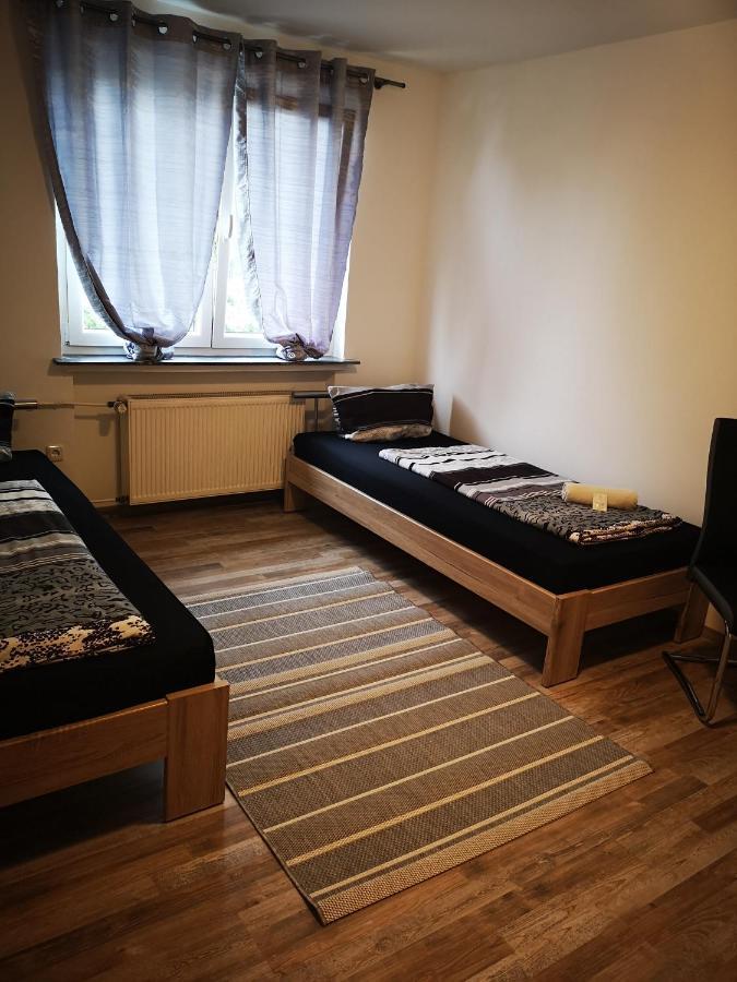 Großes Zweibettzimmer mit Gemeinschaftsbad.