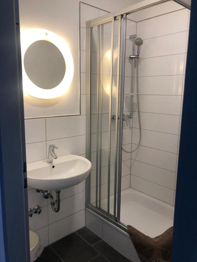 Dreibettzimmer mit Dusche