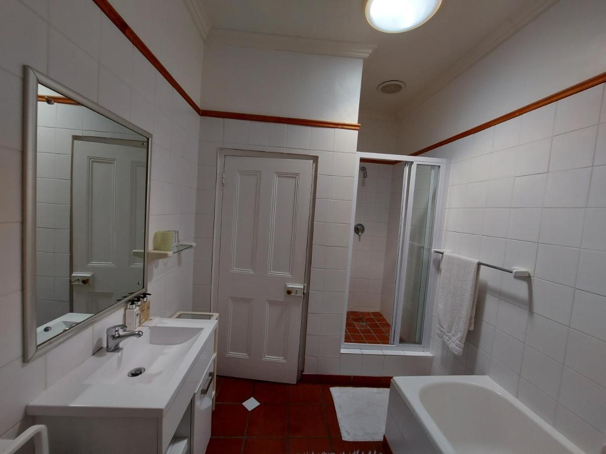 Deluxe Double Room Shower,1083920521:JPEG