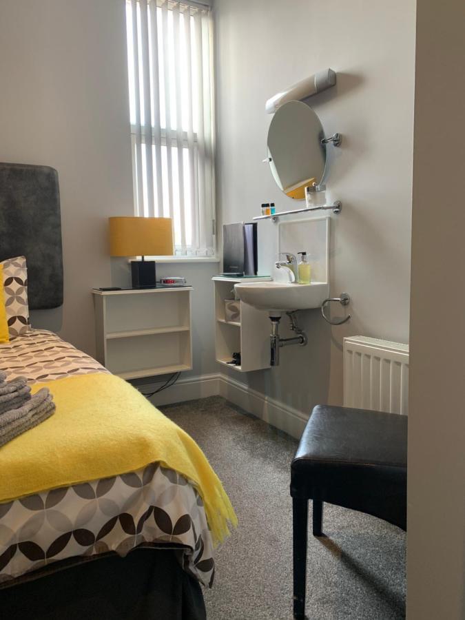Budget Single Room with Shared Bathroom