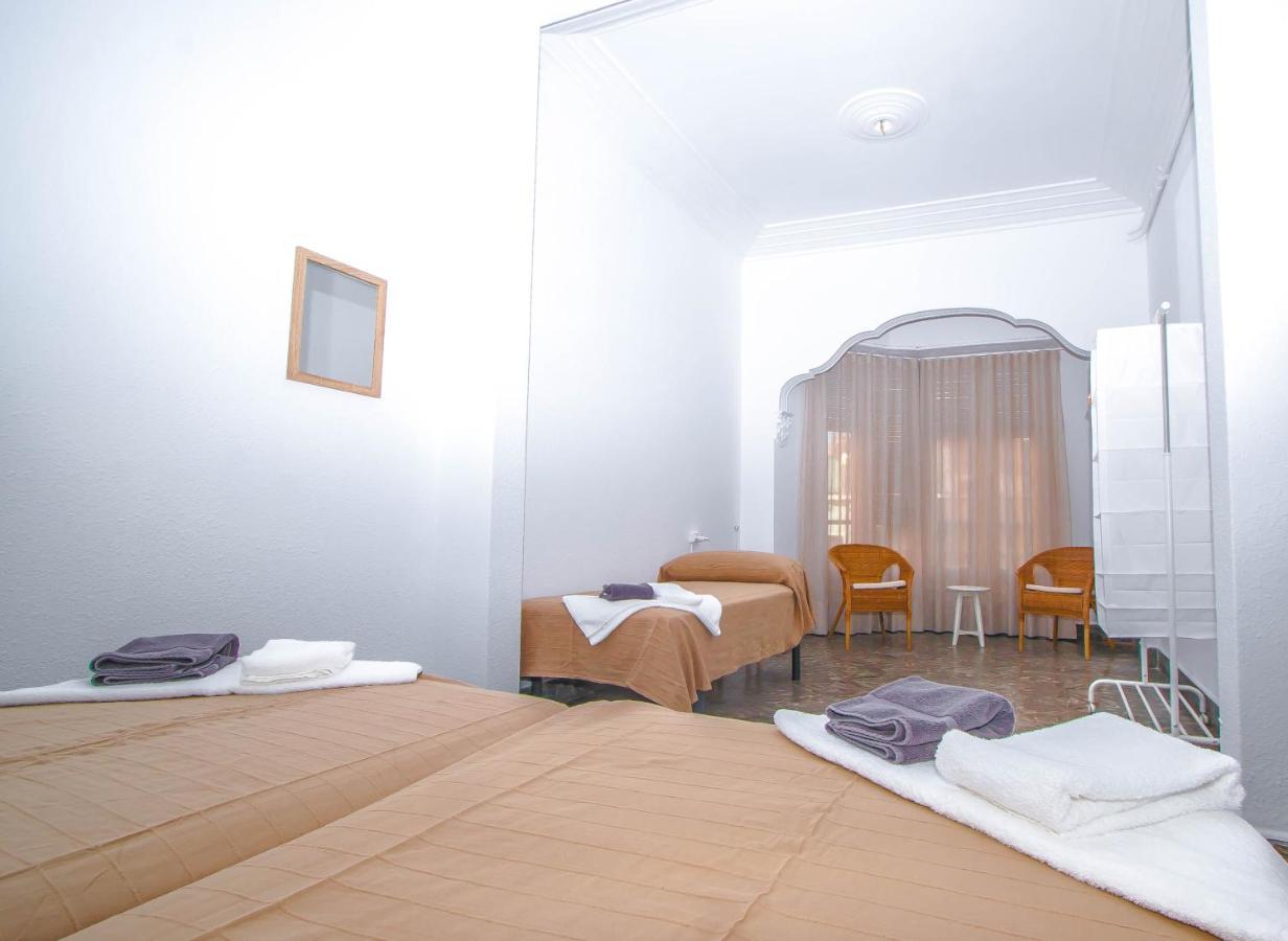 Deze driepersoonskamer heeft een gedeelde badkamer.