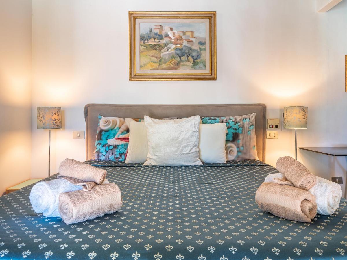 Zimmer mit Queensize-Bett und Poolblick