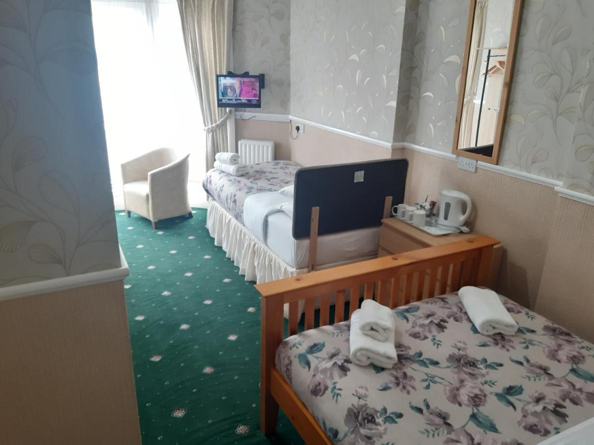 Family Room (2 Adults + 1 Child)