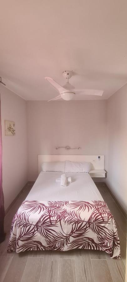 Habitación con cama grande