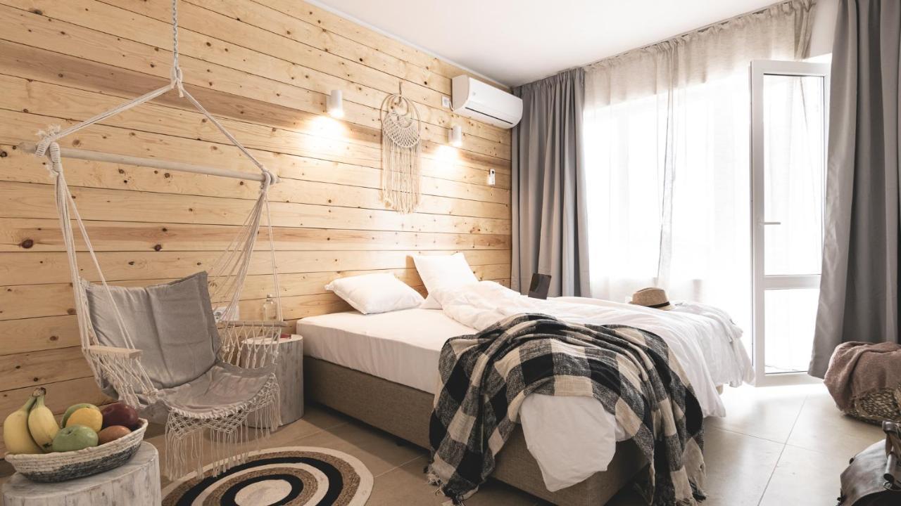 Zimmer mit Kingsize-Bett und Gartenblick.