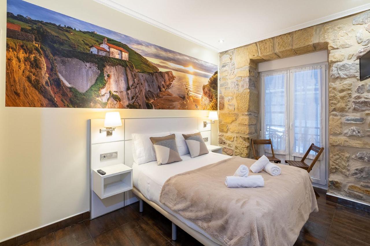Estudio con cama grande y sofá cama
