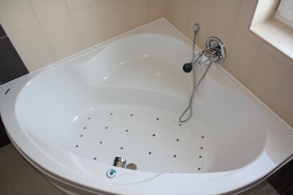 Suite with Hot Tub,114074447:JPEG