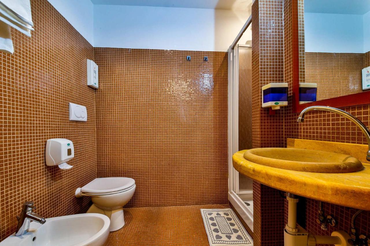 Camera Matrimoniale/Doppia con Letti Singoli con Bagno Privato