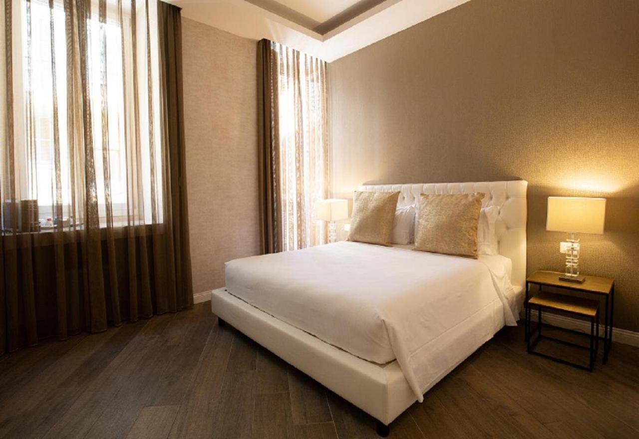 Superior Double Room-Via del Corso balcony