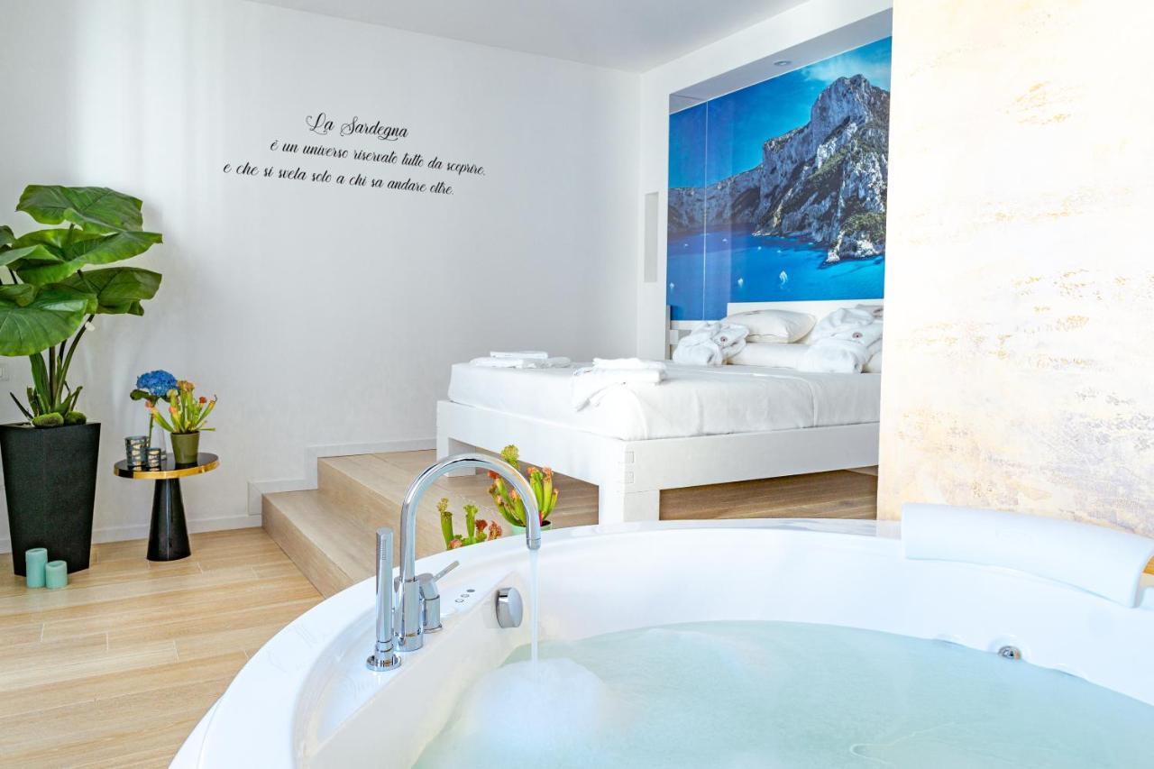 Habitación con cama extragrande y bañera de hidromasaje
