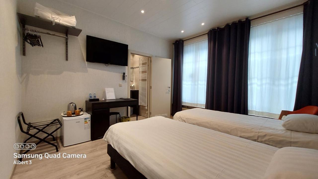 Tweepersoonskamer met 2 Aparte Bedden en Eigen Badkamer