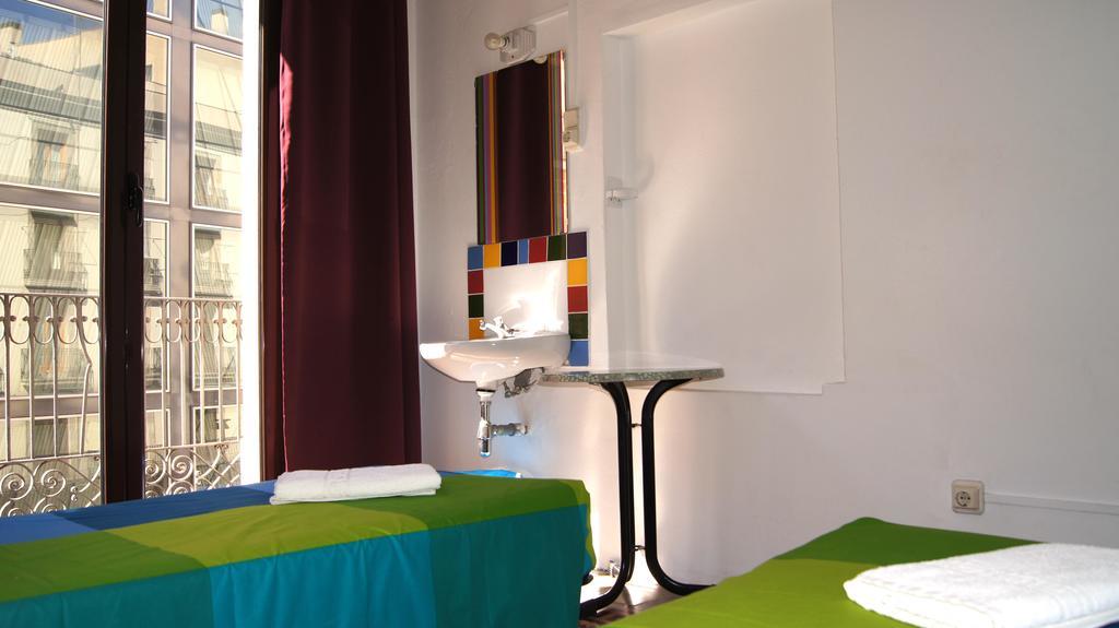 Twin Room with Balcony and Shared Bathroom