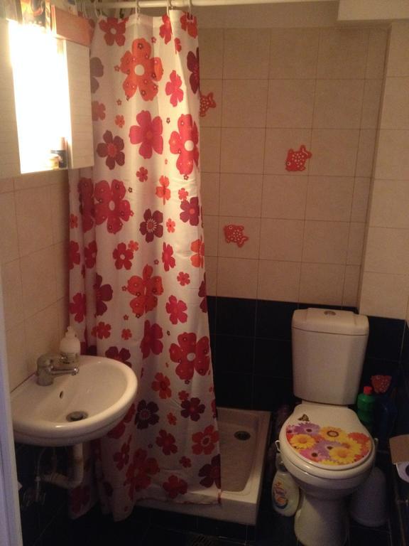 Cama en habitación femenina compartida de 4 camas