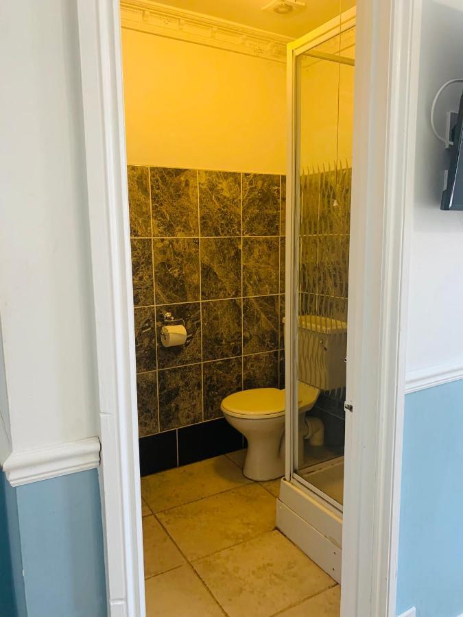 Twin Room with Shower