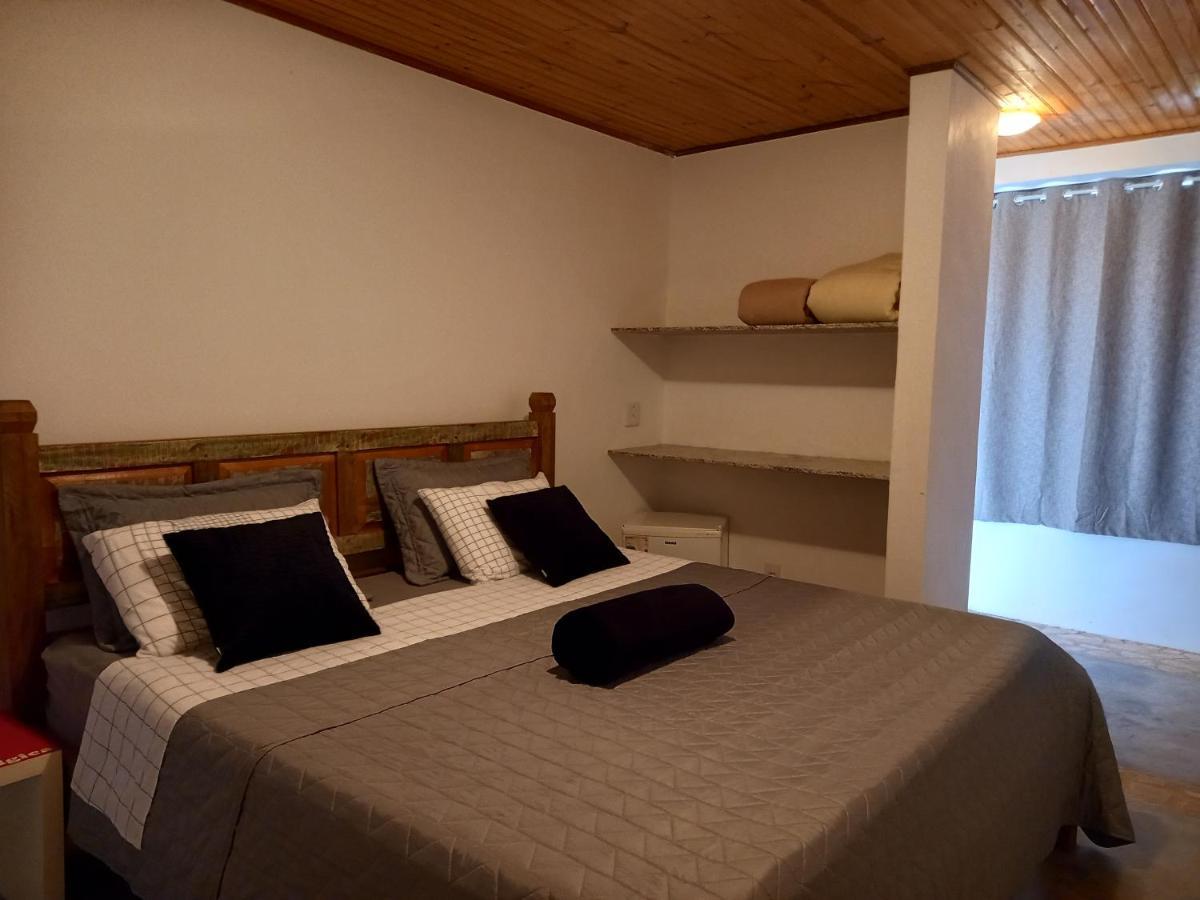 Habitación con cama extragrande.