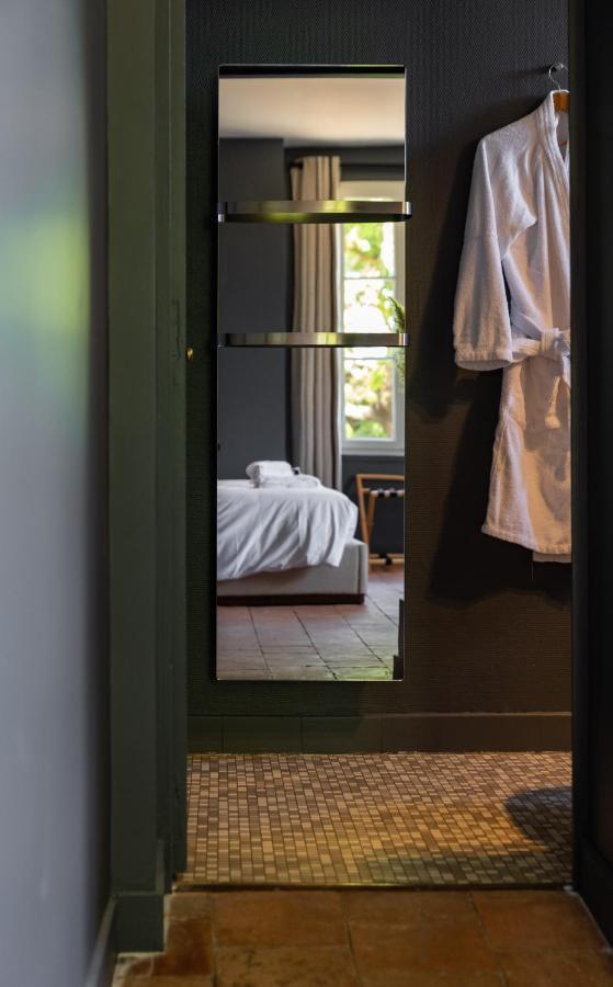 Habitación con cama grande y vistas al jardín