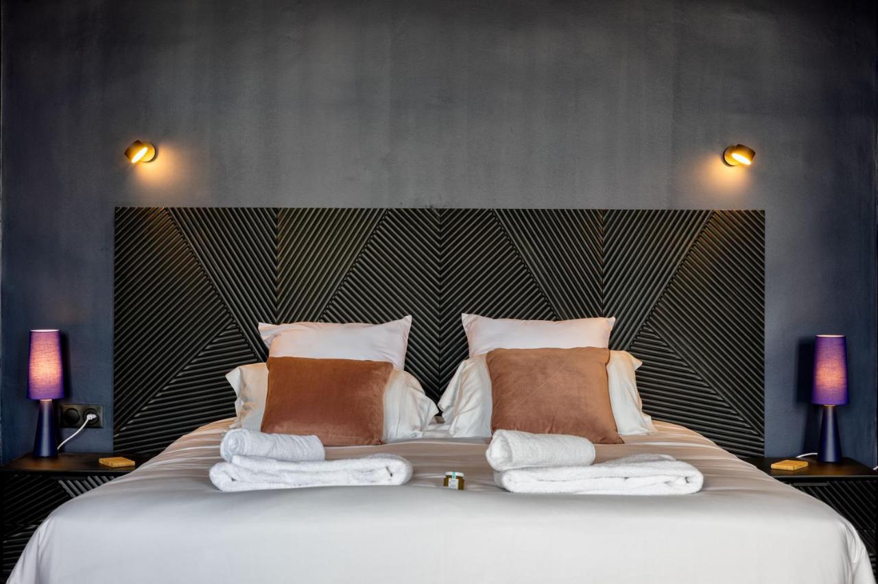 Habitación con cama extragrande y vistas al mar