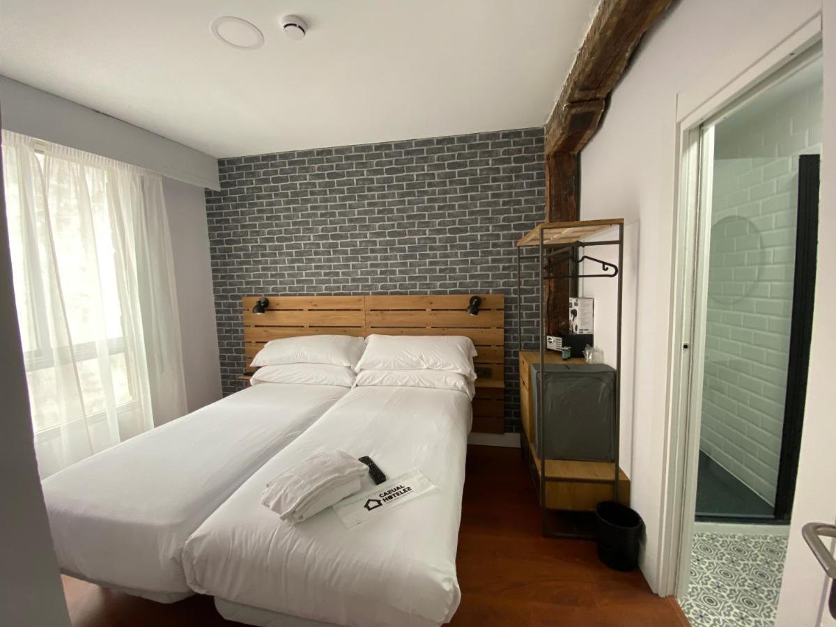 Tweepersoonskamer met 2 Aparte Bedden en Eigen Badkamer