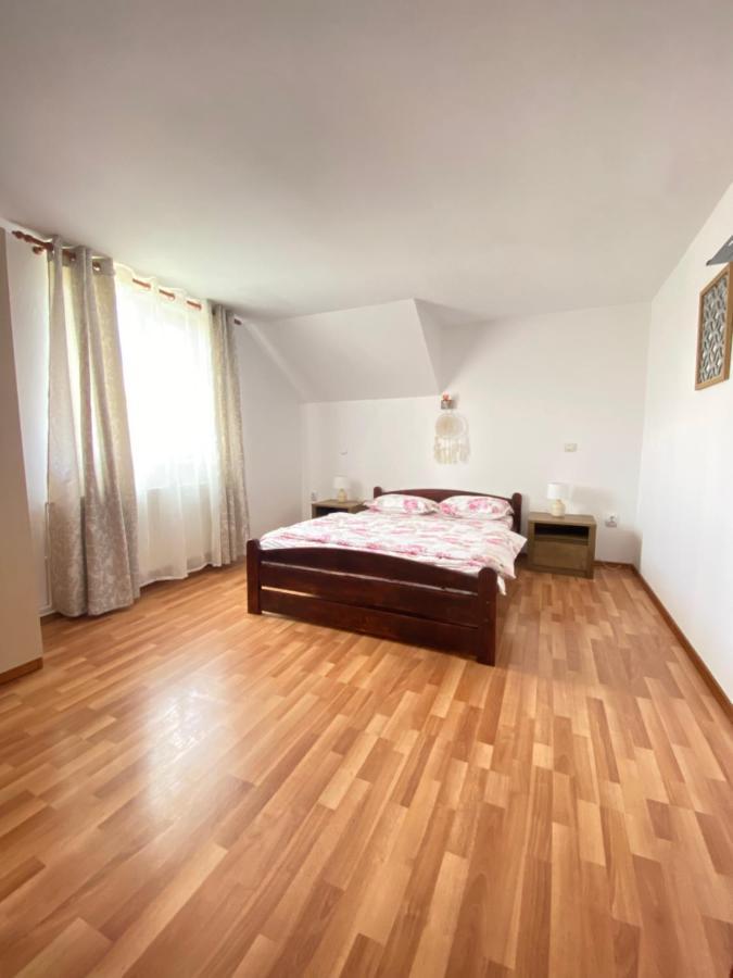 Habitación con cama extragrande y vistas al jardín