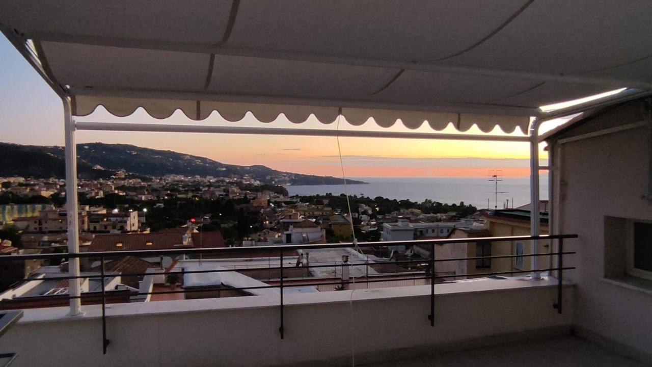 Camera Matrimoniale con Balcone e Vista Mare