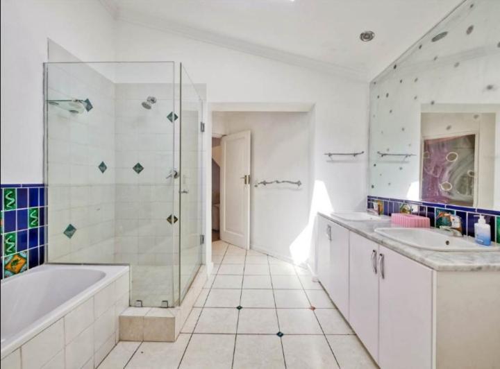 Standard Twin Room with Shared Bathroom