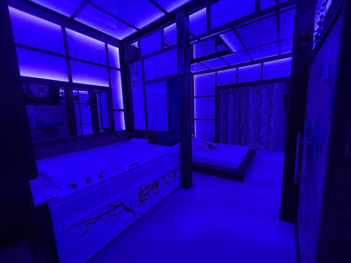Deluxe Suite Spa Bath
