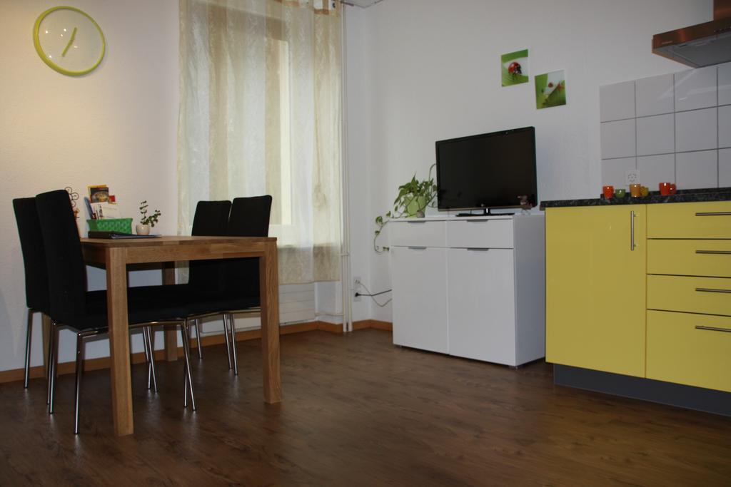 Studio mit Küchenzeile und Gemeinschaftsbad
