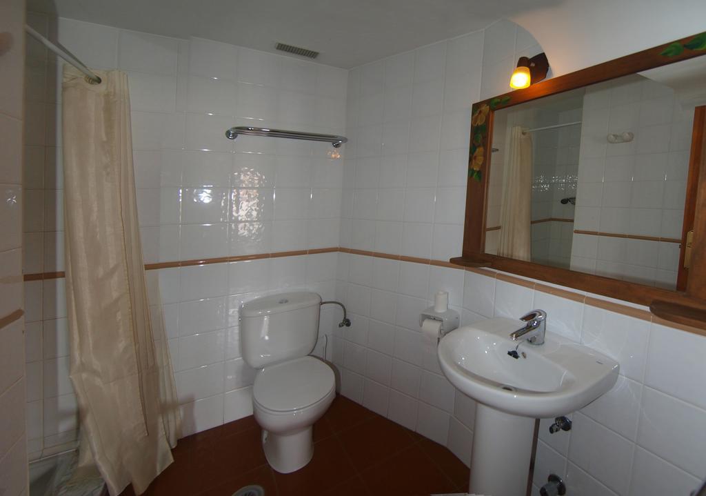 Habitación con cama grande