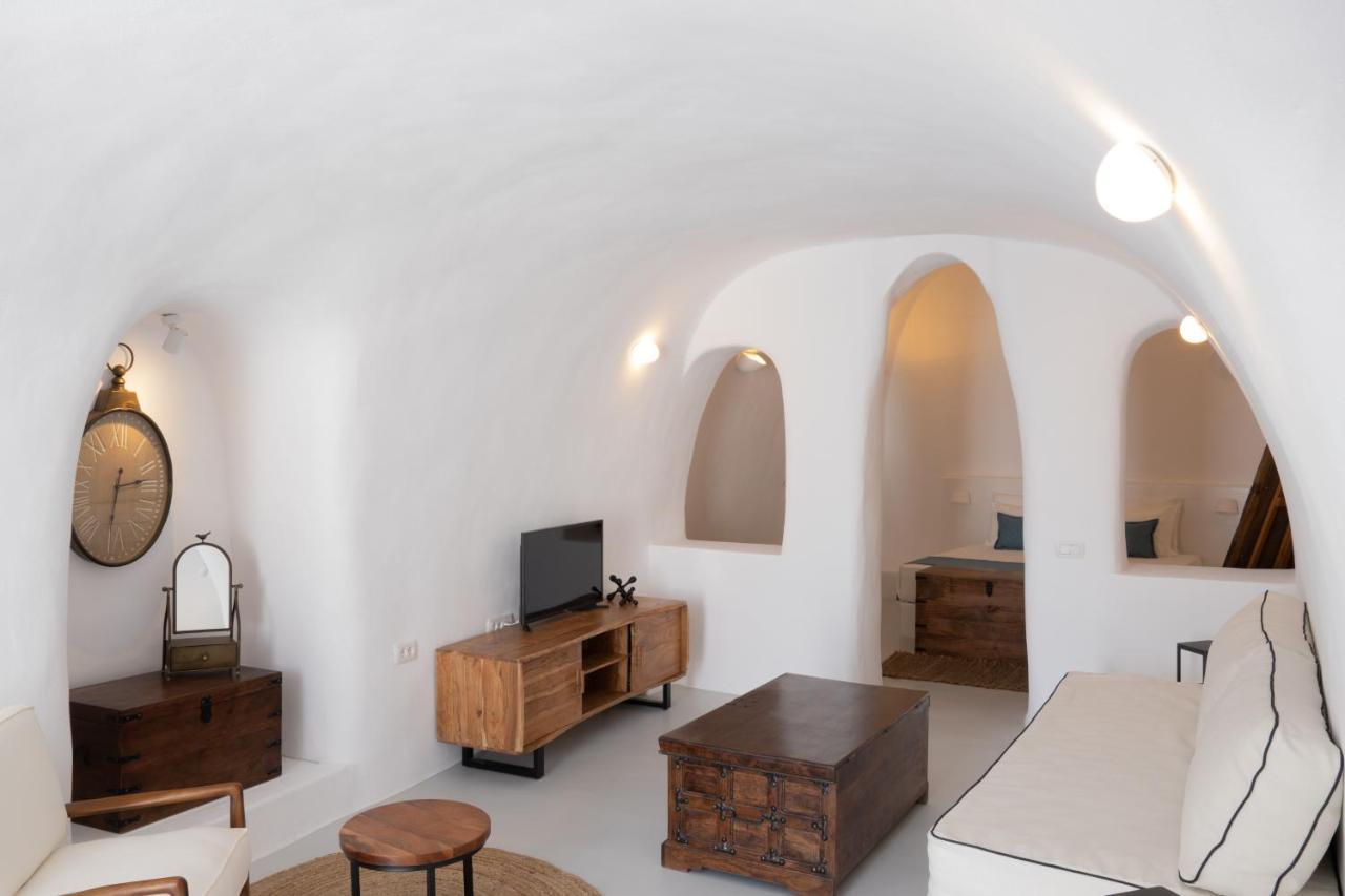 Suite con piscina pequeña al aire libre, terraza y vistas a la caldera