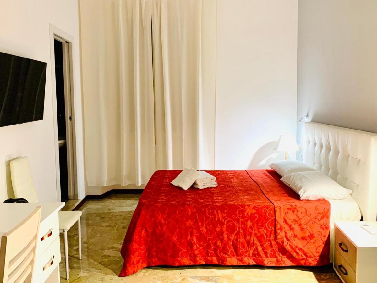 Habitación con cama grande