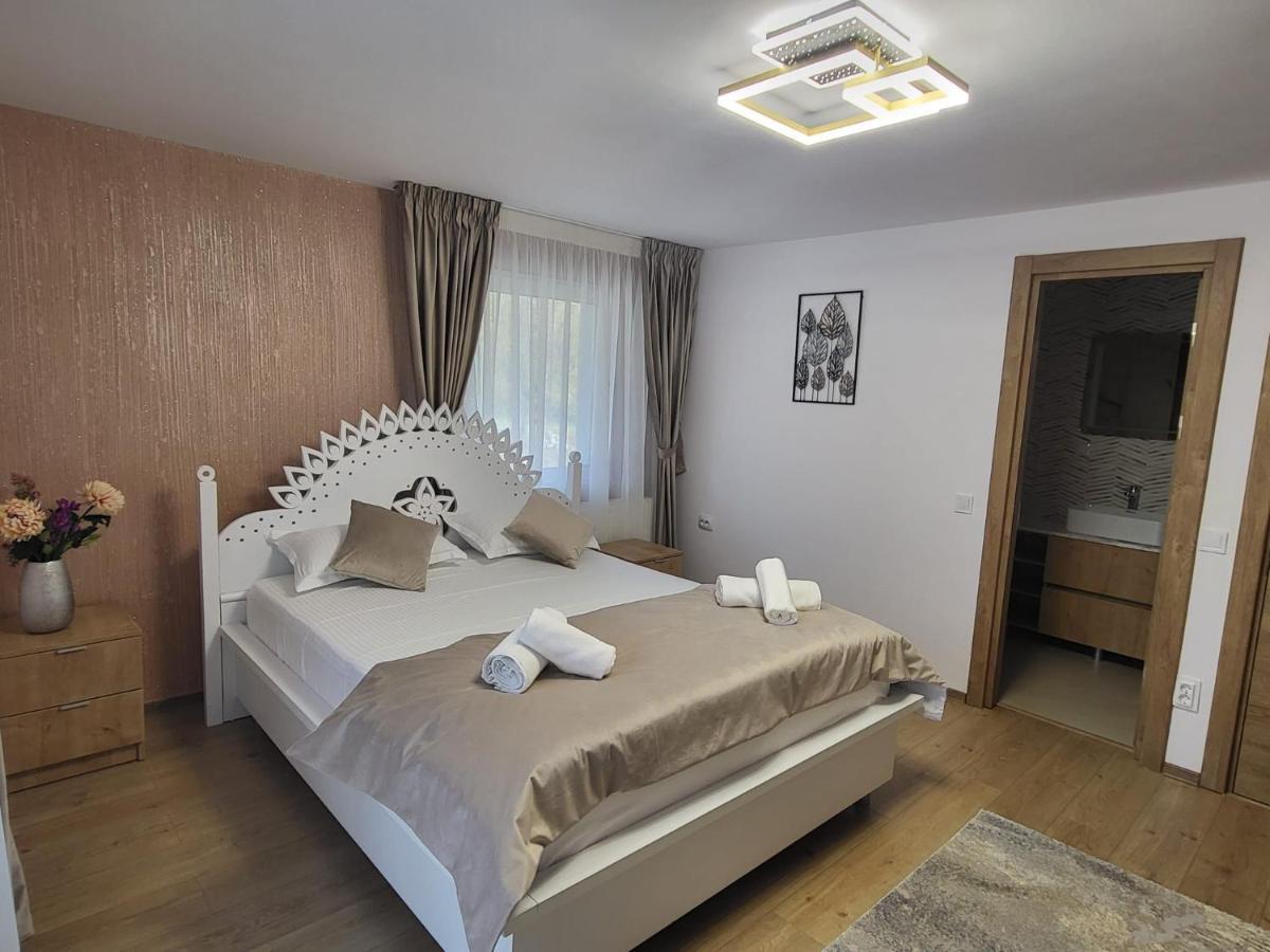 Habitación con cama extragrande y balcón