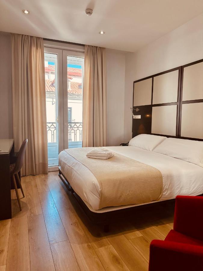 Doppelzimmer mit Balkon und Stadtblick