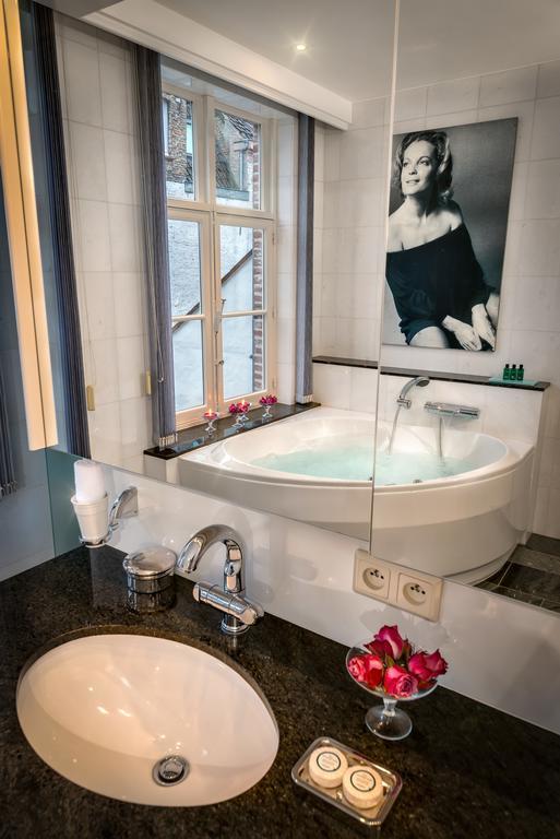 Luxury Suite with Canal View