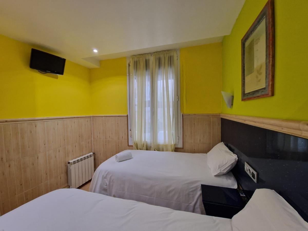 Twin Room,1360338899:JPEG