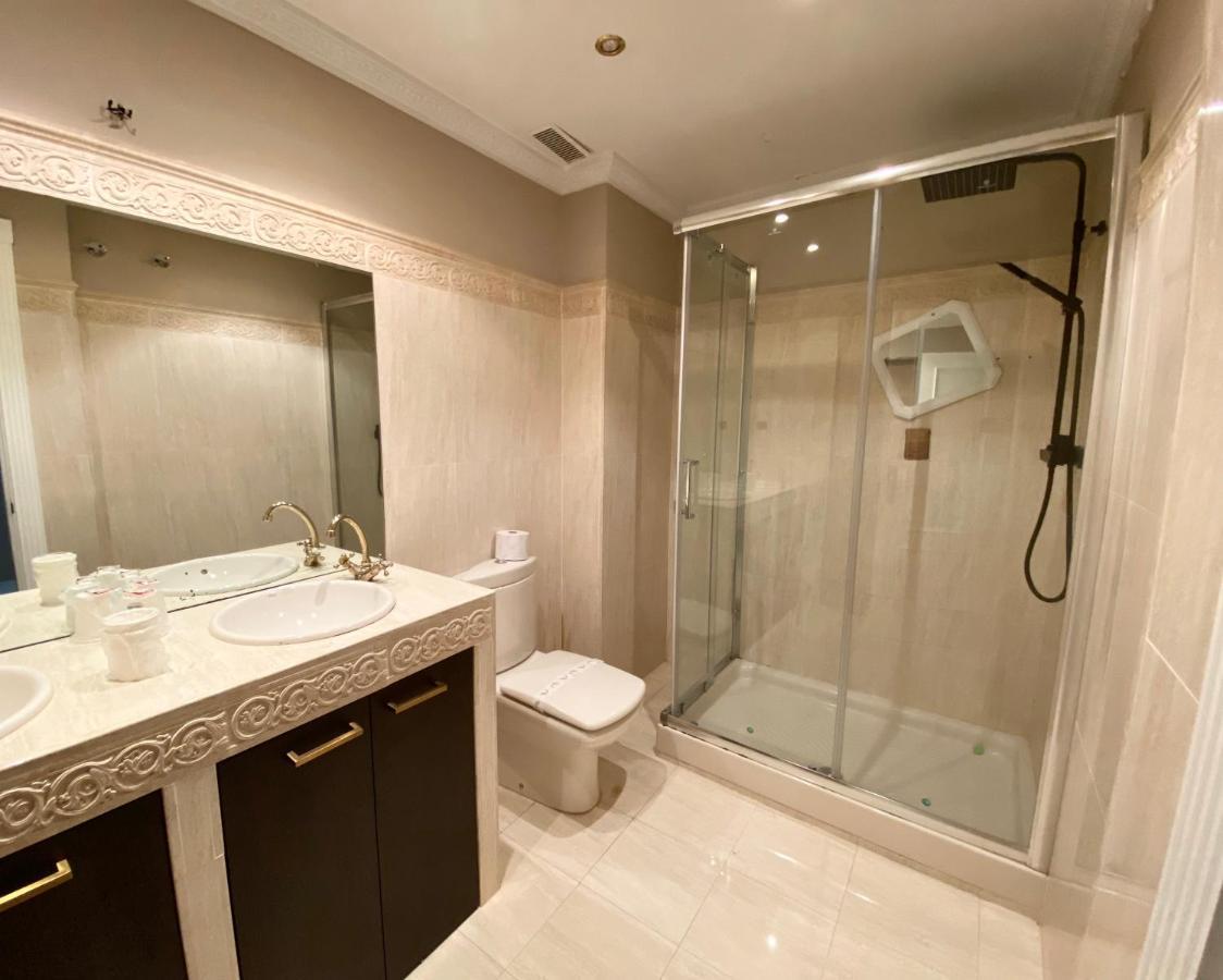 Habitación con cama grande