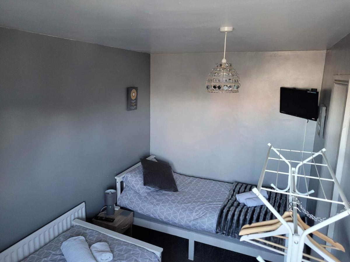 Small Twin room no pets room 6,1380302411:JPEG