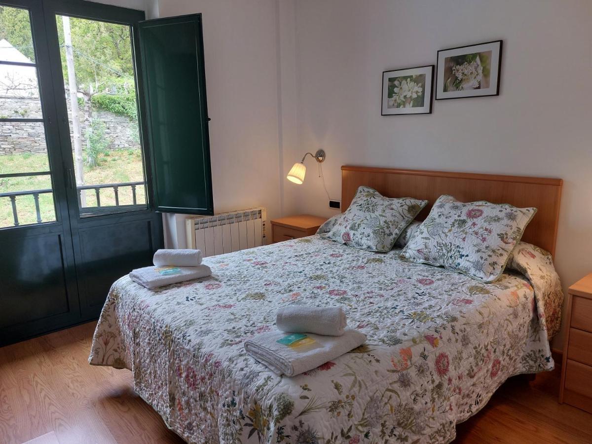 Habitación con cama grande