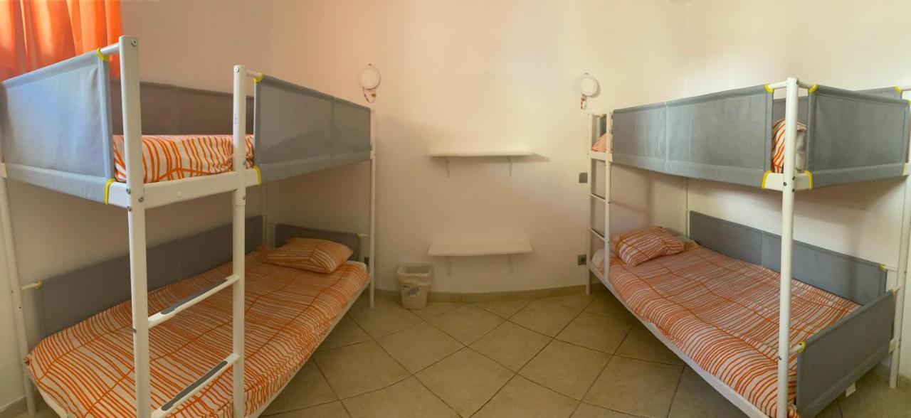 Cama en habitación femenina compartida de 4 camas