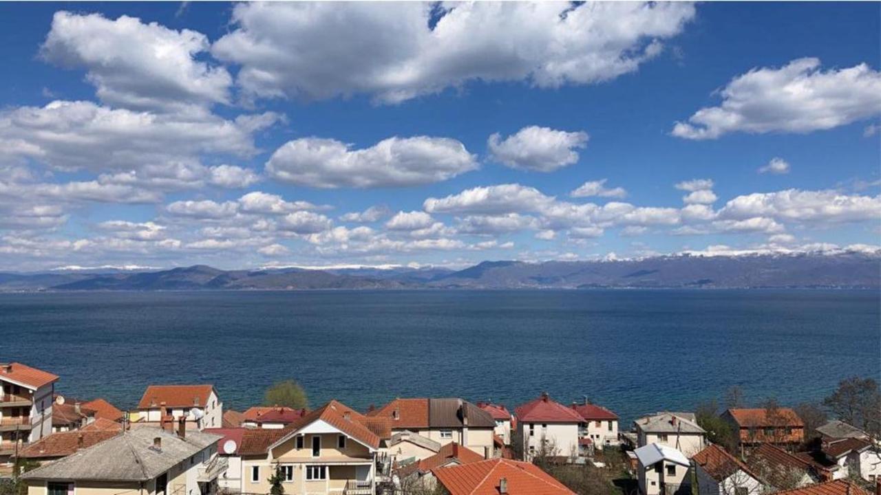 Apartment with Lake View