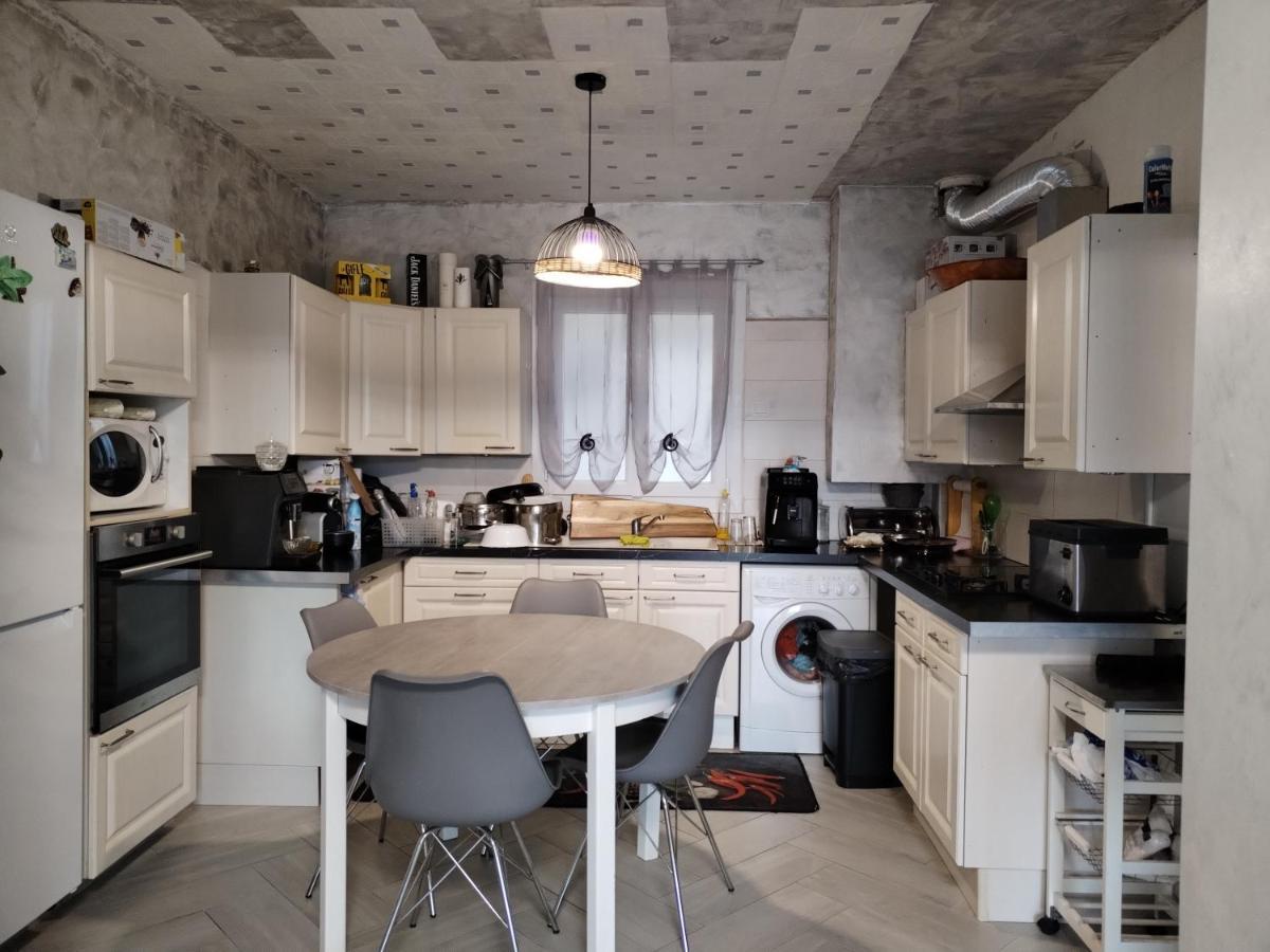 Habitación con cama grande