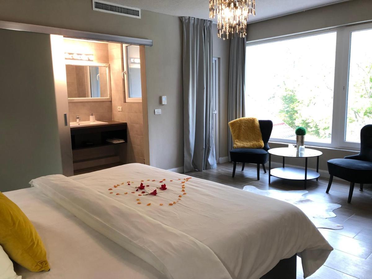Habitación con cama extragrande y vistas al jardín