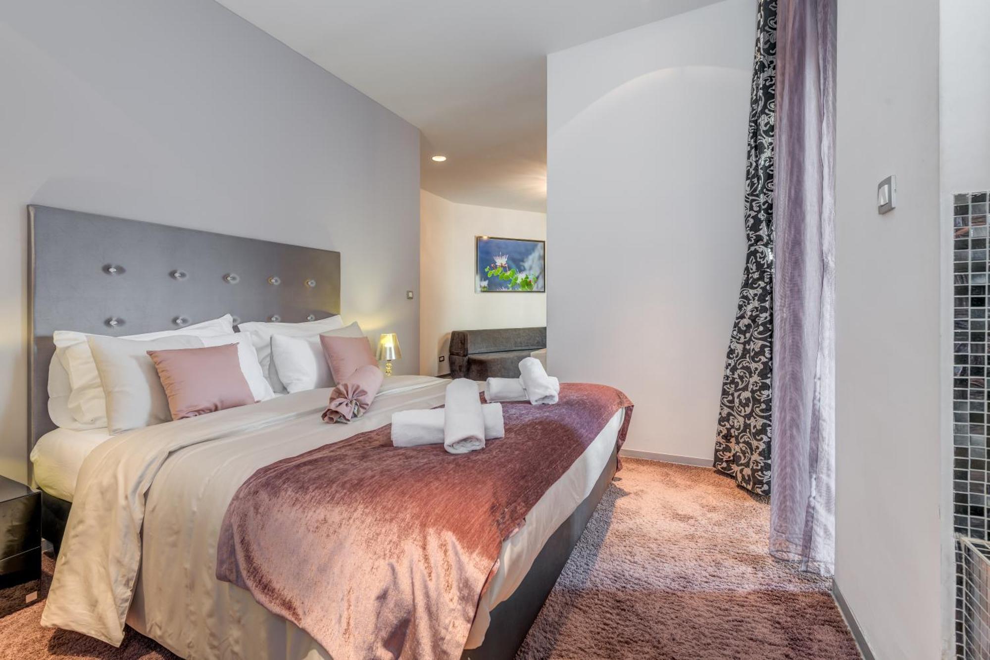 Deluxe Double Room with Jacuzzi and City View